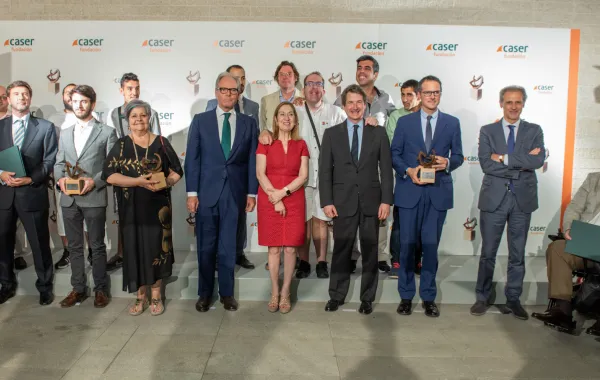 Fotos de todos los ganadores de los premios acompañados de miembros de la mesa presiedencial