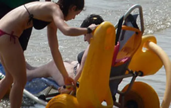 Silla adaptada para entrar en el mar