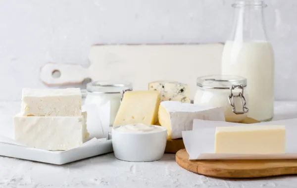 Foto con una variedad de leche y productos lácteos