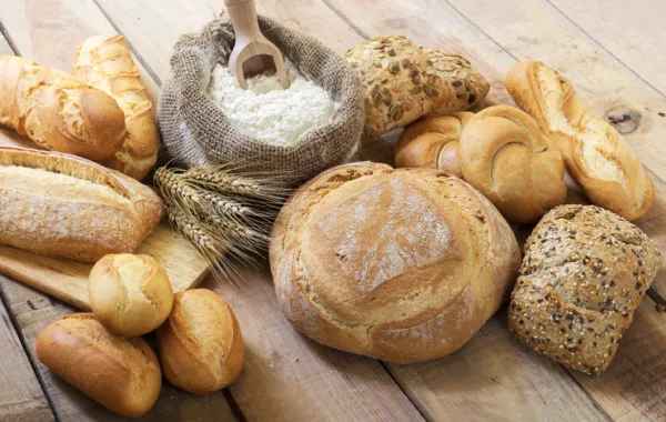 Foto con una variedad de distintos panes y un saquito de harina