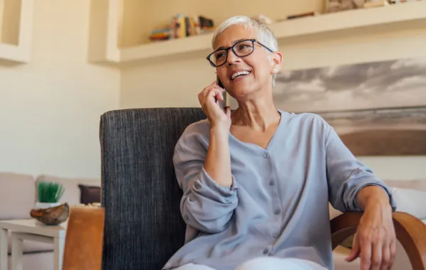 Foto de una mujer mayor hablando por telefóno