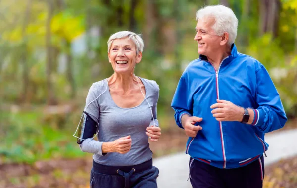 Foto de una pareja de persona maduras haciendo ejercicio en un parque