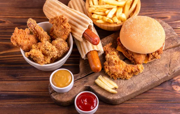 Foto de varios productos de comida rapida como hamburguesas