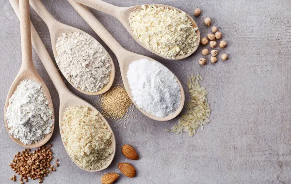 Foto de cucharas con productos con gluten