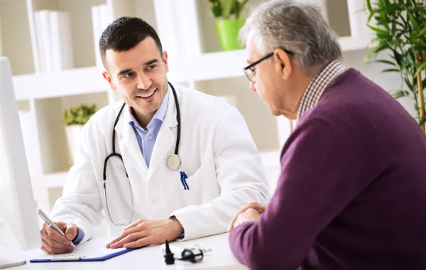 Médico atendiendo a paciente