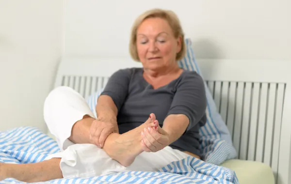 Foto de una mujer que le duele el pie