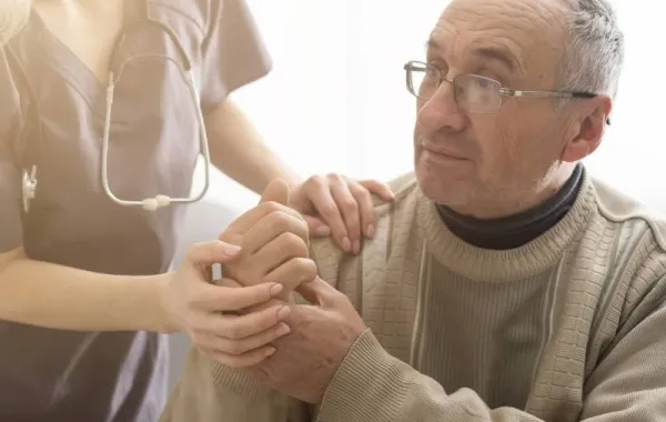  una persona que ha sufrido un ictus regresa a su hogar tras el alta hospitalaria