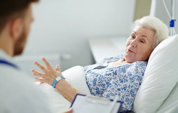 persona mayor en el hospital