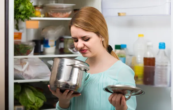 Foto de una persona en el frigorífico