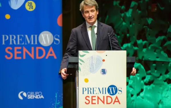 Juan Sitges director de Fundación Cáser en el escenario de los Premio Juntos Cuidamos de Grupo Senda