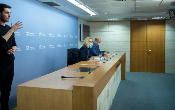 Foto de las presentación del Plan de Discapacidad de la Rioja con personalidades y traductor de lenguaje de signos participantes