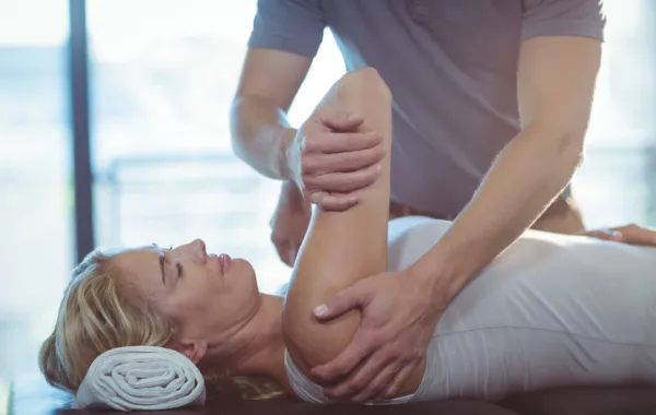 Foto de una persona que está en el fisioterapeuta