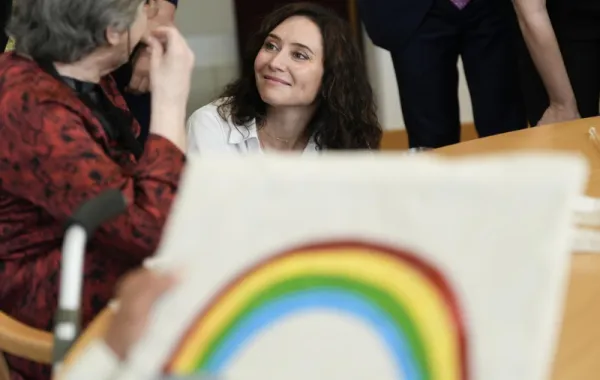 ayuso crea el plan 40 40 de residencias 