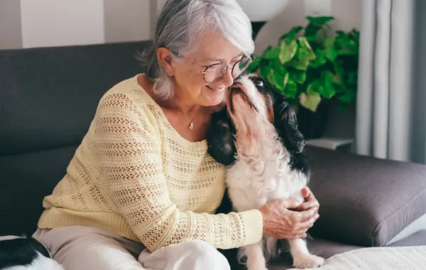 Señora mayor con su perrito.