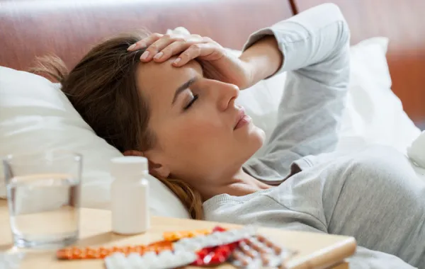 Foto de una persona con la mano en la cabeza