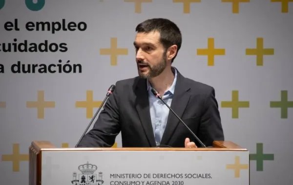 Ministro de Dependencia Pablo Bustinduy en rueda de prensa