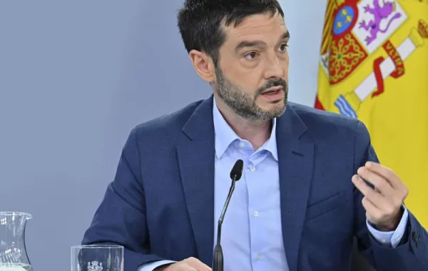 Foto de ministro hablando