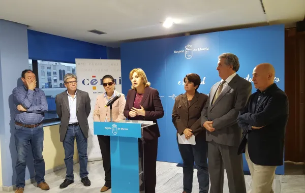 Foto de la rueda de prensa de la Consejera de Familia