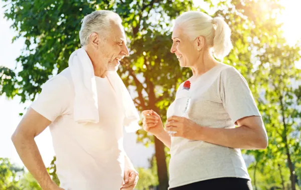 Foto de dos personas mayores