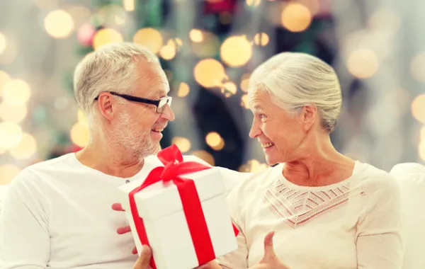 Foto de dos personas en Navidad