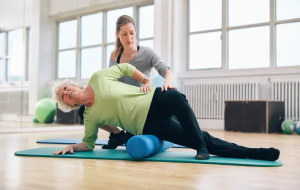 Foto de dos personas haciendo ejercicio