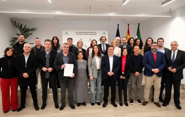 Observatorio Andaluz del Servicio de Ayuda a Domicilio, fotografía de grupo de los integrantes del Observatorio
