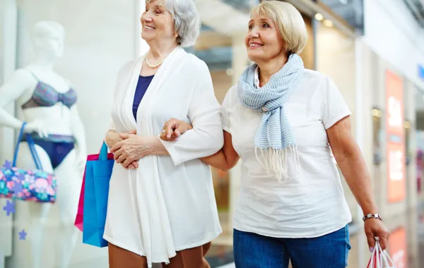 Foto de dos personas paseando