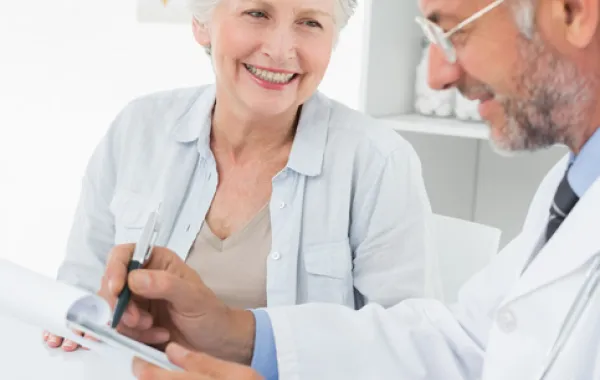 Foto de un doctor y su paciente