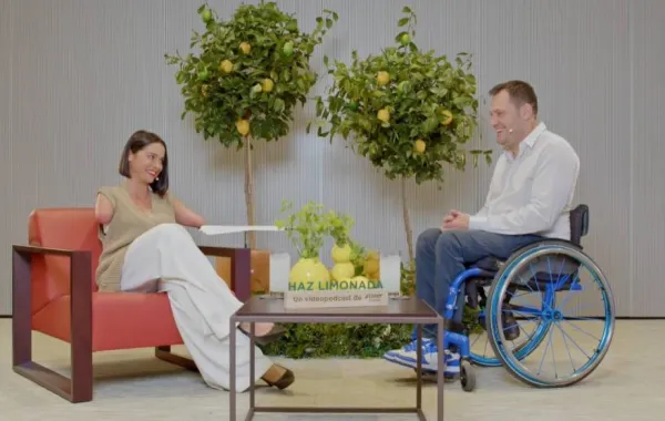 El nuevo Podcast de Fundación Caser con Lary León y Albert Llovera en el primer episodio de Haz Limonada con Lary León