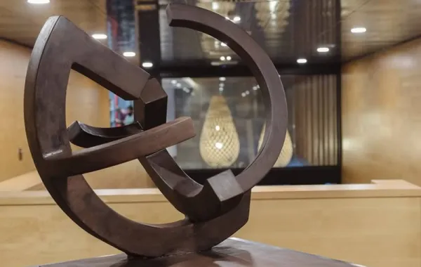 El galardón que representa los ganadores de de la XV edición de los Premios Dependencia y socidad de Fundación Caser