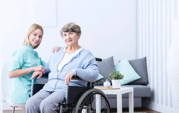 Foto de una mujer en una silla de ruedas
