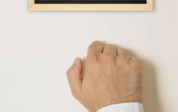 Foto puerta con cartel de Urólogo