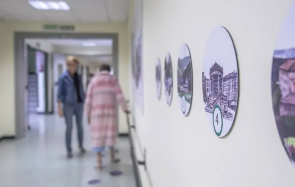 Imágenes, vinilos y elementos visuales de Navarra instalados en suelos y paredes los pasillos de la unidad de Geriatría