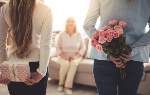 Foto de unas personas con regalos