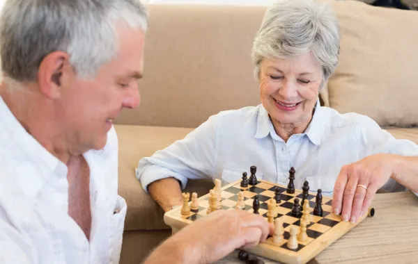 dos personas jugando al ajedrez