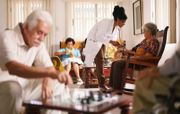 Foto de un grupo de personas en una residencia