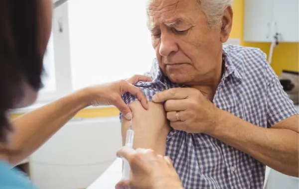 Llamamiento a las personas mayores para reforzar la vacunación frente a la gripe, la COVID-19 y el neumococo
