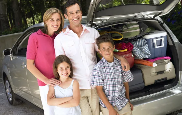 Foto de una familia que se va de vacaciones en coche