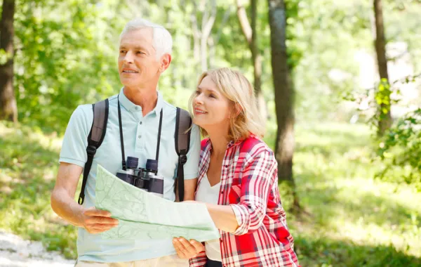 Foto de dos personas haciendo turismo