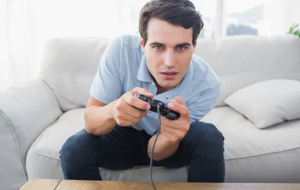 Foto de un chico jugando a un videojuego