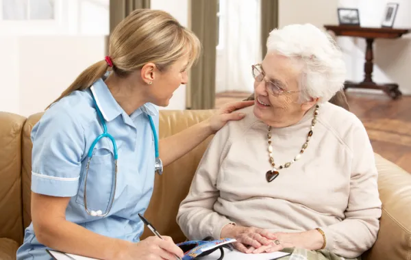 Foto de dos personas mayores