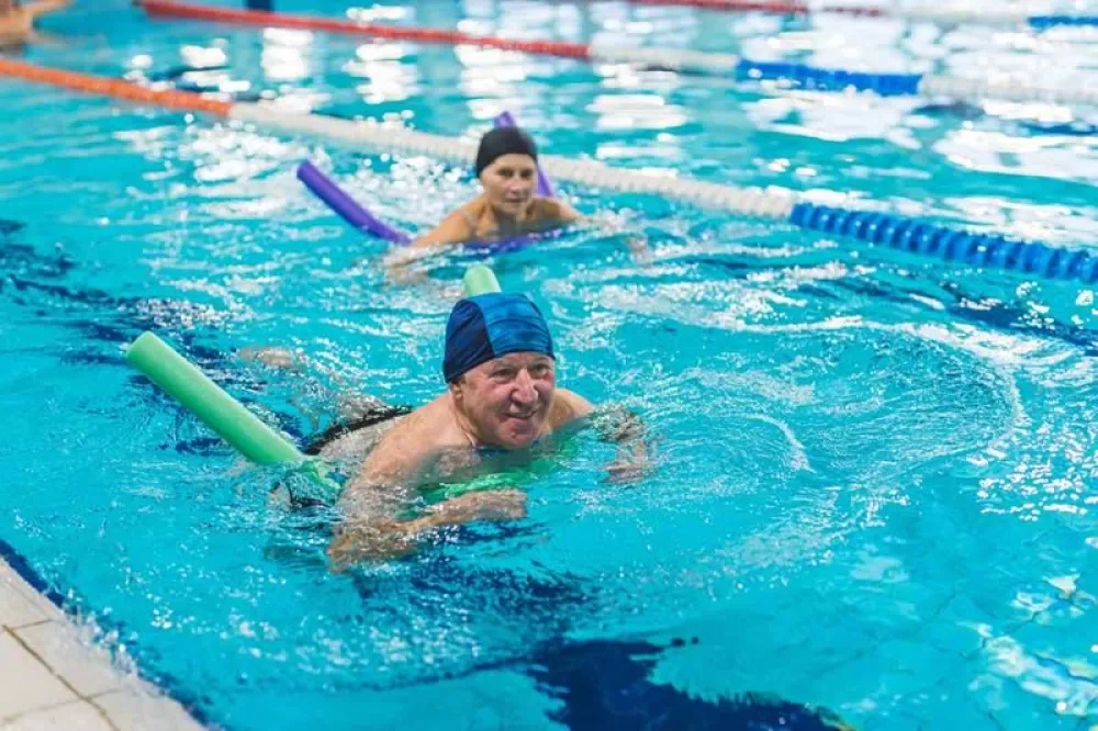 La natación para los adultos mayores es un deporte completo, accesible y beneficioso
