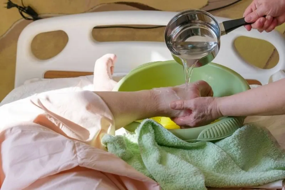 lavar a una persona encamada: ejemplo del proceso en brazos y manos