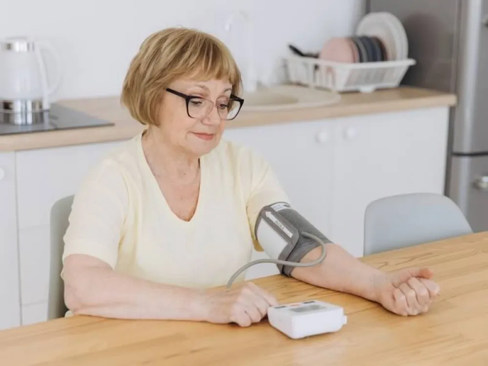 Persona mayor controlándose la tensión arterial