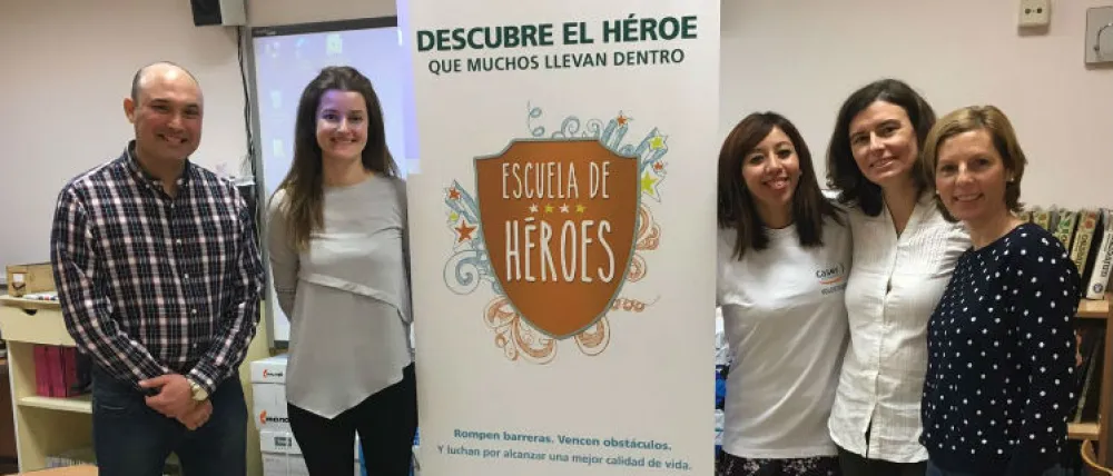 Foto grupo de profesores, coordinadores, voluntarios y equipo fundación caser