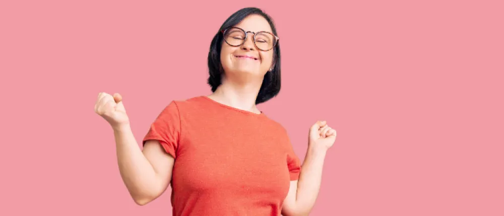 Foto de una chica joven con síndrome de down que sonrie
