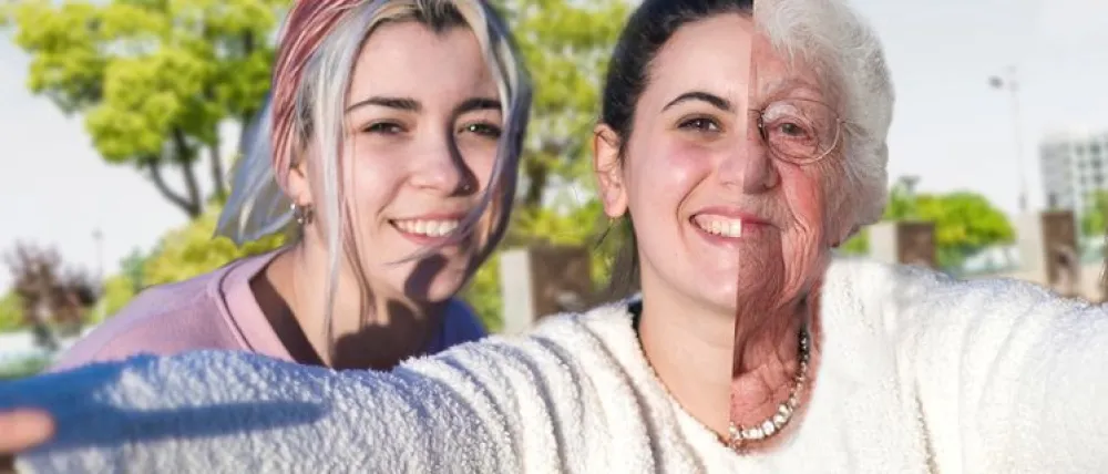 Foto de dos chicas jovenes y una de ellas con la mitad de la cara con un cara de una abuela