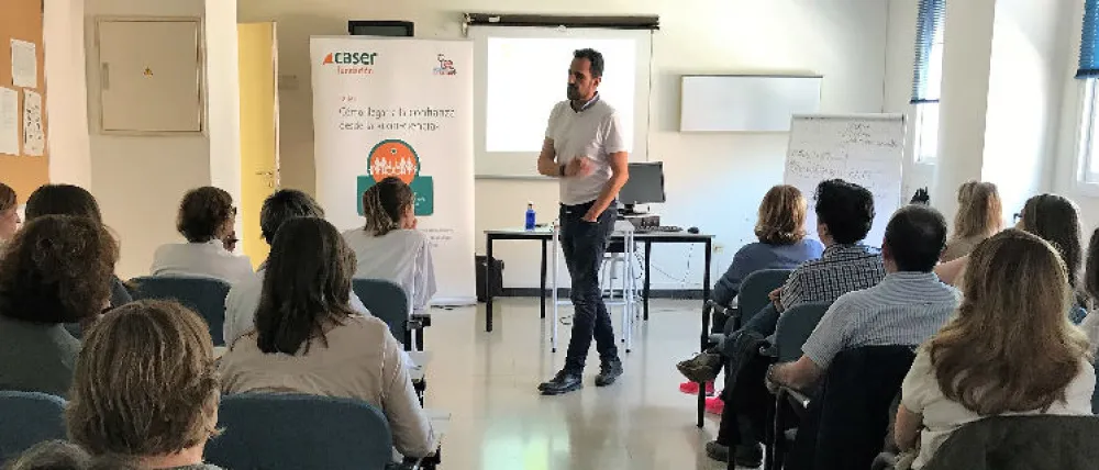 Foto de formador coach impartiendo el taller formativo informativo