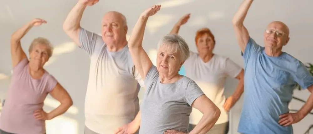 Foto de varias personas mayores haciendo ejercicio
