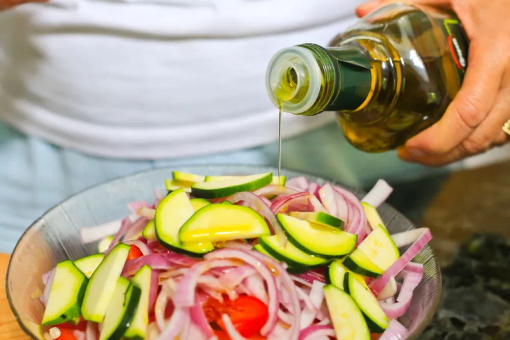 Aliñando una ensalada con aceite
